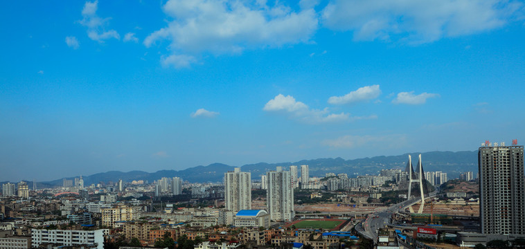 四川宜宾蓝天白云与城市建筑