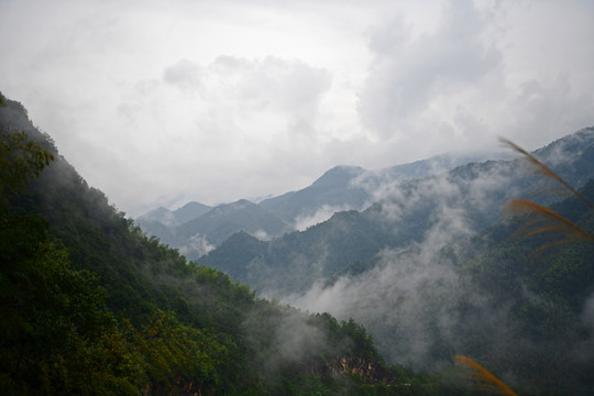 江西铅山雨后畲乡如水墨画