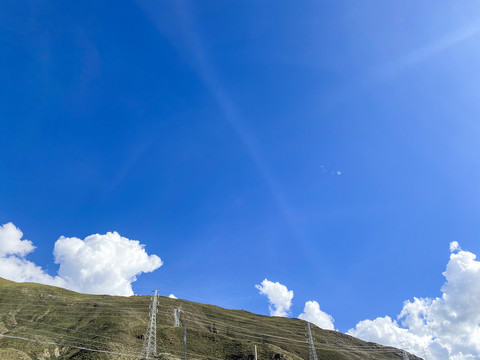 蓝天白云山岗