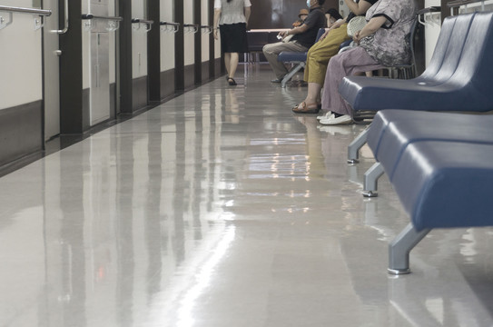 医院走廊等待看病的患者