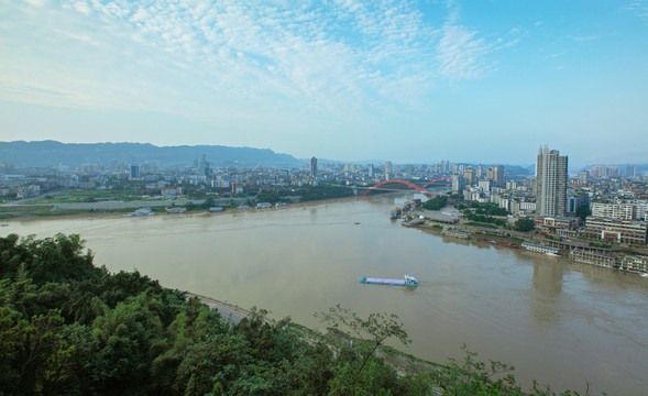 四川宜宾三江汇流与城市景观