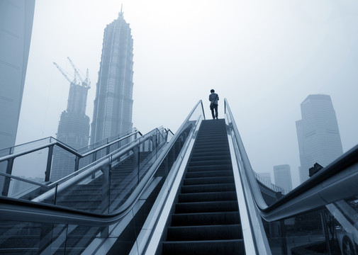 上海街道自动扶梯和摩天大楼