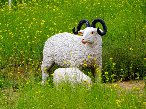田园羊雕塑