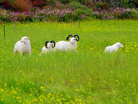 田园羊群雕塑
