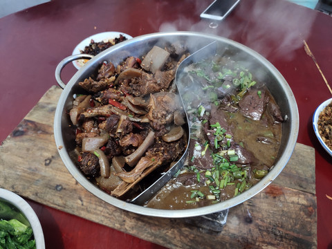 鸭肉火锅特写