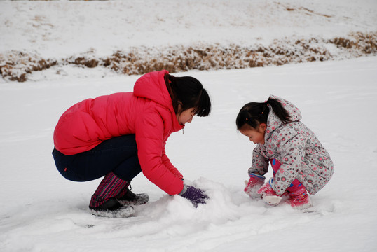 母女玩雪