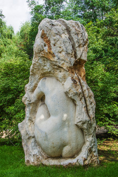 沈阳中山公园女子人体背部雕像