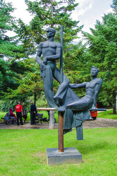 中山公园男子双人杠上表演雕像