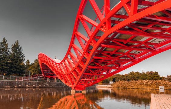 红色铁桥