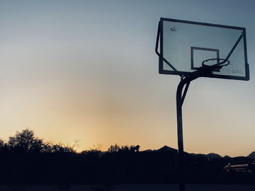 夕阳篮球场