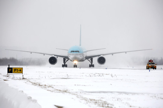 机场大雪飞机滑行