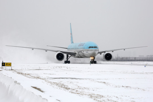 机场大雪飞机滑行
