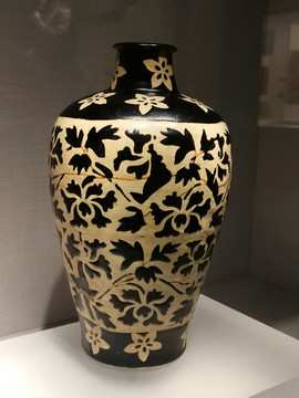 磁州窑白釉黑花纹瓷梅瓶