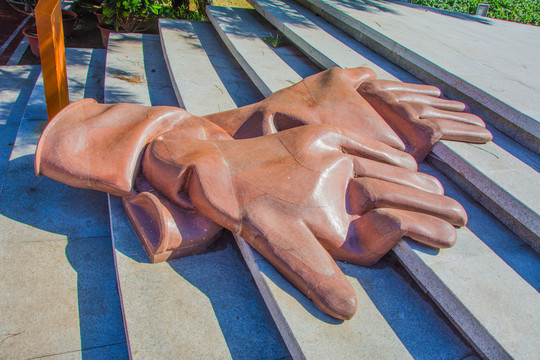 一双劳动者叠摞在一起的手套雕塑