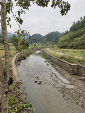 乡村小溪流