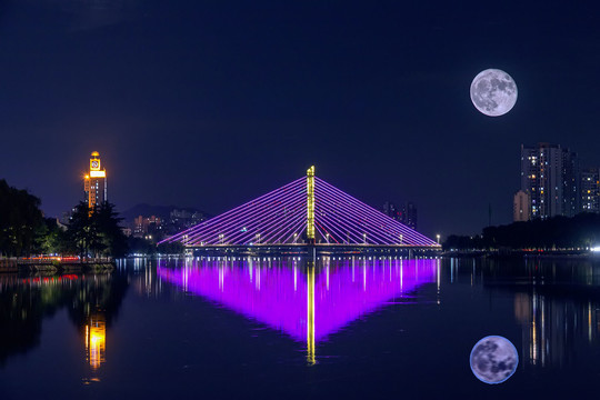 满月之夜的斜拉索桥景色