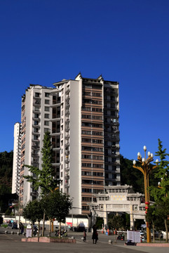 晴空下的高楼建筑