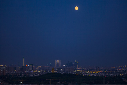 苏州东方之门月出夜景