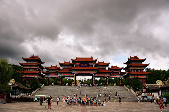 山东威海华夏城景区大门