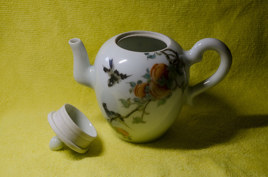 粉彩瓷茶壶