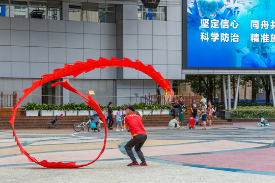 玩狮灯的老人