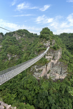 新昌十九峰景区的空中飞龙栈桥