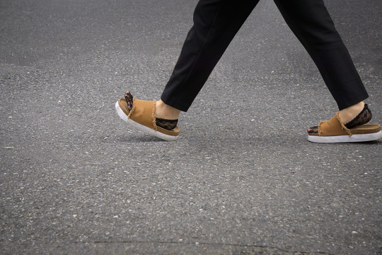 街头的拖鞋与半脚袜