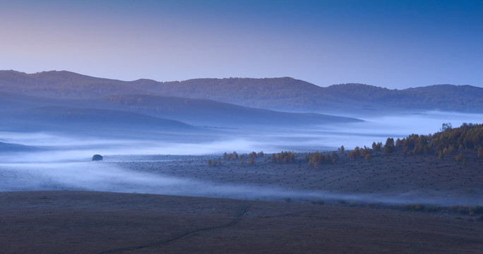 秋季坝上草原的晨雾