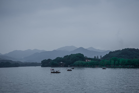 雨中的杭州西湖风景