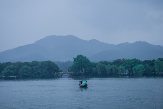 雨中的杭州西湖风景