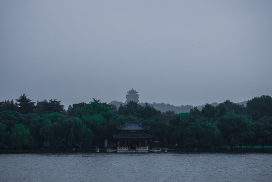 雨中的杭州西湖风景