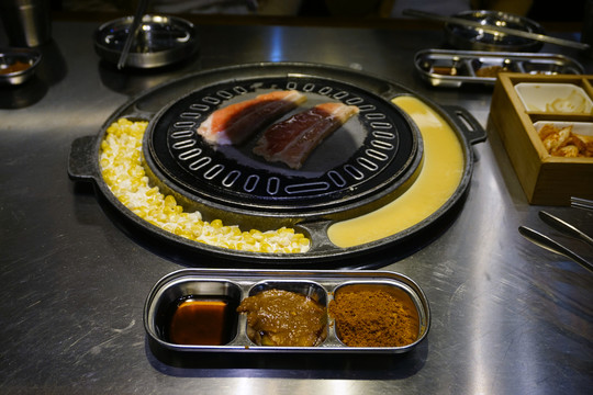 韩国烧烤餐厅餐具和厨具