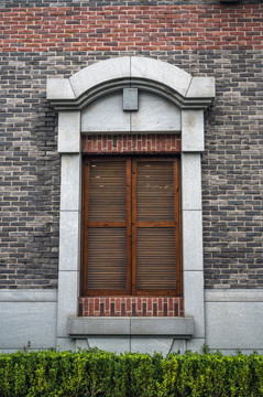 上海石库门仿古建筑墙砖木窗