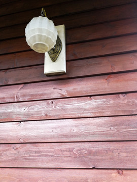 木墙上的欧式小壁灯
