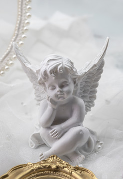 有翅膀的小天使石膏像