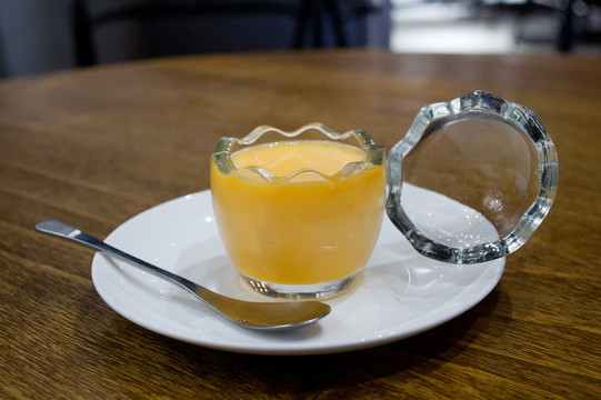 蛋形玻璃杯芒果布丁