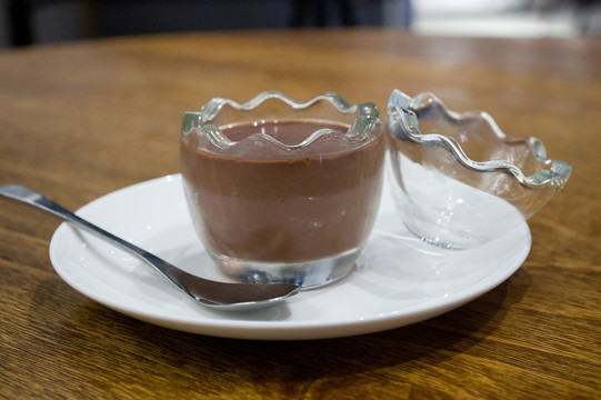 蛋形玻璃杯巧克力布丁