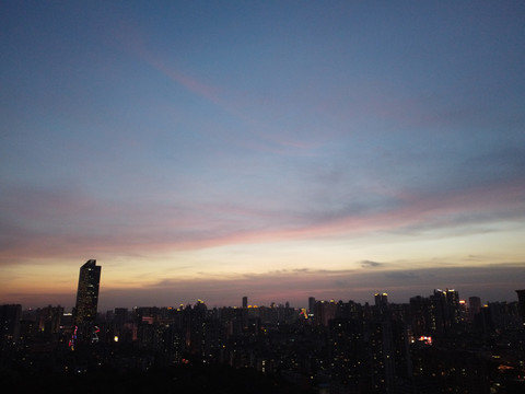 城市傍晚