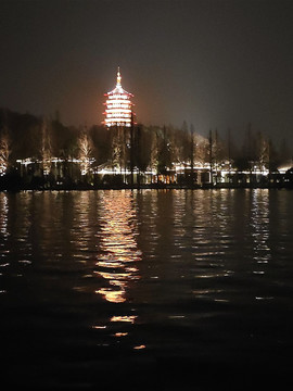 夜晚西湖雷峰塔