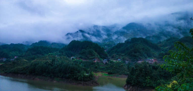 山间云雾