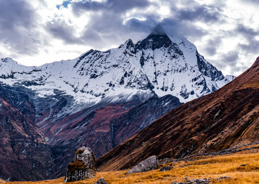 尼泊尔的圣山鱼尾峰