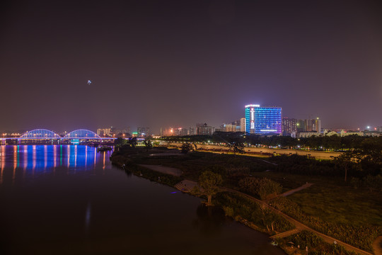 南宁江边城市夜景