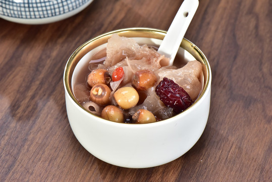 银耳莲子羹