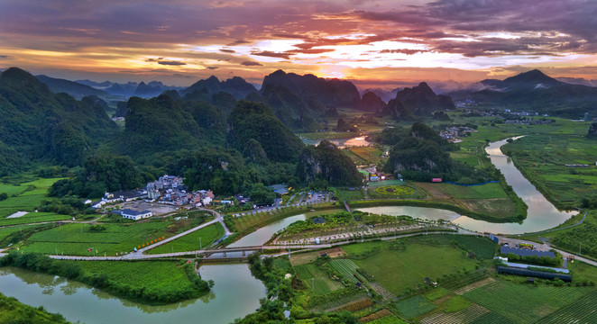 峰林夕阳全景图