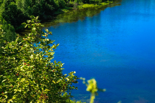 蓝色河水