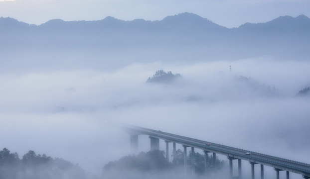 雾中桥