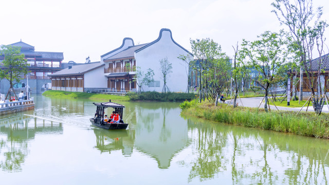 洋湖水街碧水小舟