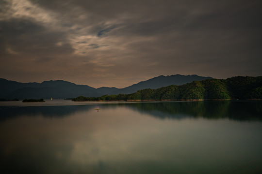 千岛湖湖面夜景