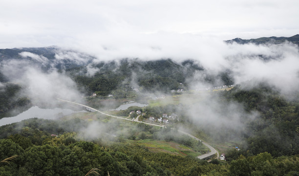 云雾中的乡村