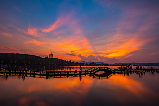 雷峰夕照